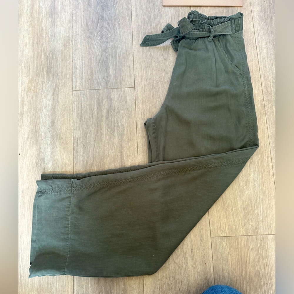 Knox Rose wide Leg pants with connected belt. Olive green, size small.